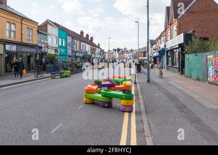 Die York Road in Kings Heath, Birmingham, ist für Verkehr und Autos gesperrt Stockfoto