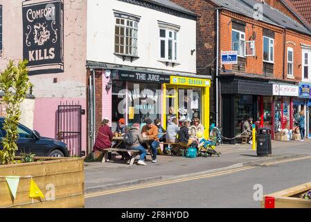 Die York Road in Kings Heath, Birmingham, ist für Verkehr und Autos gesperrt Stockfoto