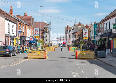 Die York Road in Kings Heath, Birmingham, ist für Verkehr und Autos gesperrt Stockfoto