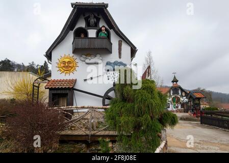 Gernrode, Deutschland. April 2021. Beim Wetterhaus in Gernrode zeigt der Pfeil auf Regen. Das Gebäude ist 9.80 Meter hoch und fünf Meter breit. Das Wetterhaus ist eines der größten Wetterhäuser in Deutschland. Quelle: Stephan Schulz/dpa-Zentralbild/ZB/dpa/Alamy Live News Stockfoto