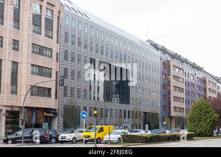 BURGOS, SPANIEN - 9. April 2021: Modernistisches Gebäude des Architektenkollegs der Stadt Burgos mit einem leeren Raum in der Mitte des Gebäudes Stockfoto