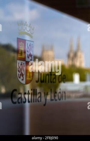 BURGOS, SPANIEN - 9. April 2021: Spiegelung der Kathedrale von Burgos in einem Glas mit dem Logo der Junta de Castilla y Leon im Museum of Human E Stockfoto