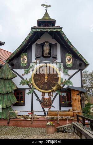 Gernrode, Deutschland. April 2021. In Gernrode steht die größte Kuckucksuhr außerhalb des Schwarzwaldes mit einer Höhe von 14.50 Metern. Sie gehört zur ehemaligen Harzer Uhrfabrik und zum heutigen Harzer Uhrmuseum. Das 1948 gegründete Unternehmen war die einzige Fabrik außerhalb des Schwarzwaldes, die Kuckucksuhren produzierte. Quelle: Stephan Schulz/dpa-Zentralbild/ZB/dpa/Alamy Live News Stockfoto
