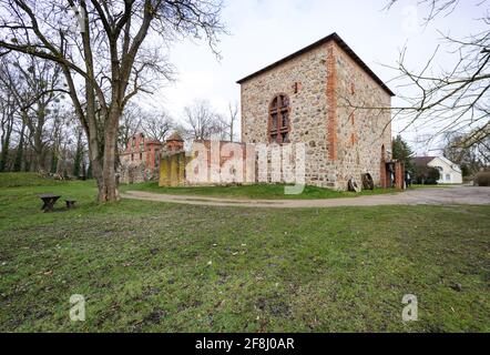 Gerswalde, Deutschland. April 2021. Die Wasserburg wurde vermutlich 1250 von den Markgrafen von Brandenburg zum Schutz der askanischen Gebiete errichtet. Das Schloss, das 1256 urkundlich erstmals erwähnt wurde, war ab 1463 Stammsitz der Adelsfamilie, die bei der deutschen Besiedlung der nordöstlichen Gebiete Berlins eine wichtige Rolle spielte. Umfangreiche Teile des mittelalterlichen Komplexes wurden erhalten oder restauriert. Quelle: Soeren Stache/dpa-Zentralbild/ZB/dpa/Alamy Live News Stockfoto