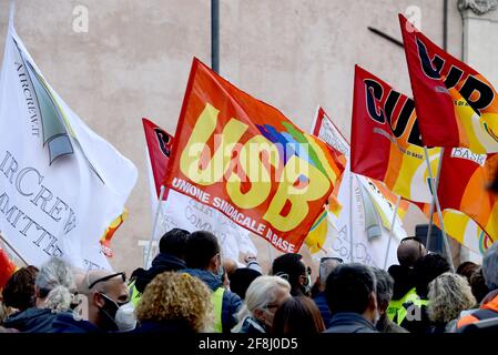 Rom, Italien. April 2021. Demonstranten mit Fahnen Kredit: Unabhängige Fotoagentur/Alamy Live News Stockfoto