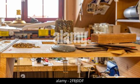 Gernrode, Deutschland. April 2021. Auf einer Werkbank im Harzer Uhrenmuseum steht ein mechanisches Uhrwerk. Quelle: Stephan Schulz/dpa-Zentralbild/ZB/dpa/Alamy Live News Stockfoto