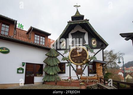 Gernrode, Deutschland. April 2021. In Gernrode steht die größte Kuckucksuhr außerhalb des Schwarzwaldes mit einer Höhe von 14.50 Metern. Sie gehört zur ehemaligen Harzer Uhrfabrik und zum heutigen Harzer Uhrmuseum. Das 1948 gegründete Unternehmen war die einzige Fabrik außerhalb des Schwarzwaldes, die Kuckucksuhren produzierte. Quelle: Stephan Schulz/dpa-Zentralbild/ZB/dpa/Alamy Live News Stockfoto