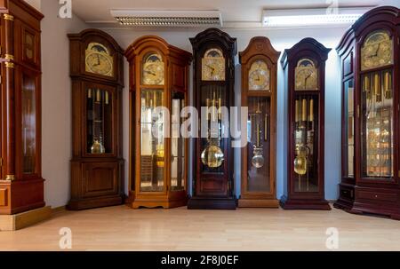 Gernrode, Deutschland. April 2021. Im Harzer Uhrenmuseum gibt es historische Großvateruhren. Quelle: Stephan Schulz/dpa-Zentralbild/ZB/dpa/Alamy Live News Stockfoto