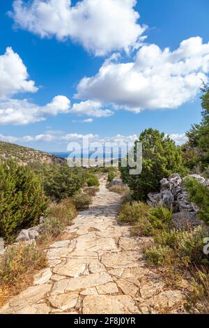 Der Byzantinische Pfad, ein beliebter Wanderweg auf der Insel Paros, den Kykladen, Griechenland, Europa, der die traditionellen Dörfer Lefkes und Prodromos verbindet. Stockfoto