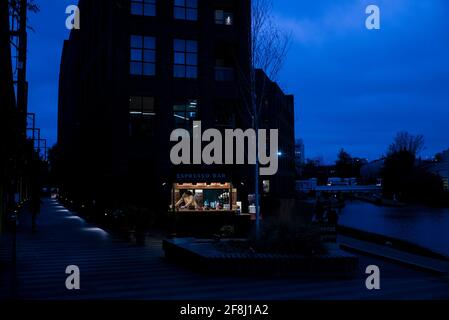 Beleuchtetes Café im Hawley Wharf Development Camden Lock London, LABS Stockfoto