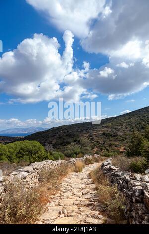 Der Byzantinische Pfad, ein beliebter Wanderweg auf der Insel Paros, den Kykladen, Griechenland, Europa, der die traditionellen Dörfer Lefkes und Prodromos verbindet. Stockfoto