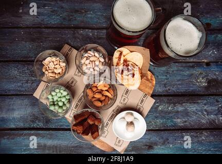 Verschiedene Snacks zu Bier auf der blauen Holz-Foto-Ansicht Von oben Stockfoto
