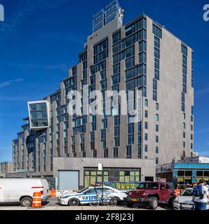 500 Metropolitan Avenue, ein Hotel/Wohnkomplex in Williamsburg, Brooklyn. Das Hotel Indigo befindet sich in den unteren Etagen, die Apartments liegen darüber. Stockfoto