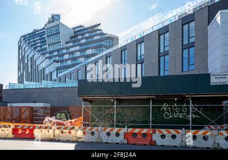 500 Metropolitan Avenue, ein Hotel/Wohnkomplex in Williamsburg, Brooklyn. Das Hotel Indigo befindet sich in den unteren Etagen, die Apartments liegen darüber. Stockfoto