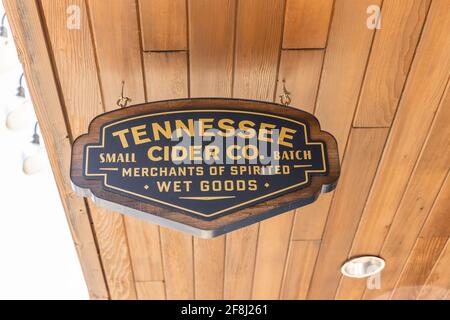 Tennessee Cider Company ist das erste Cider-Unternehmen, das in Gatlinburg eröffnet wurde und alle seine Produkte im Entwurf für Gäste zum Ausprobieren und Kaufen anbietet. Stockfoto