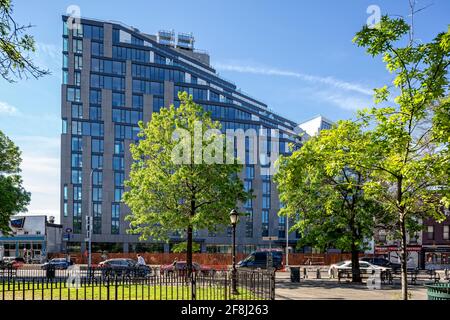 500 Metropolitan Avenue, ein Hotel/Wohnkomplex in Williamsburg, Brooklyn. Das Hotel Indigo befindet sich in den unteren Etagen, die Apartments liegen darüber. Stockfoto