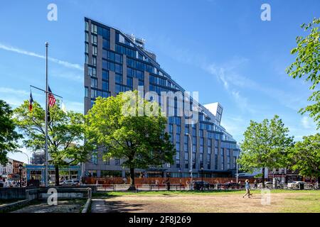 500 Metropolitan Avenue, ein Hotel/Wohnkomplex in Williamsburg, Brooklyn. Das Hotel Indigo befindet sich in den unteren Etagen, die Apartments liegen darüber. Stockfoto