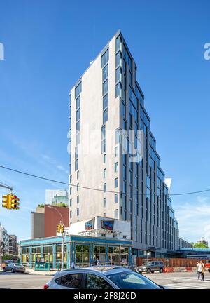 500 Metropolitan Avenue, ein Hotel/Wohnkomplex in Williamsburg, Brooklyn. Das Hotel Indigo befindet sich in den unteren Etagen, die Apartments liegen darüber. Stockfoto