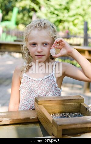 Liebenswert kleine blonde Mädchen mit Nugget Edelstein Stockfoto