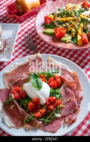 Typische italienische Salate auf dem Restauranttisch Stockfoto