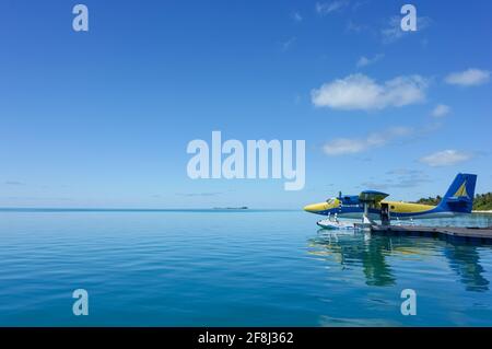 Blaues und gelbes Wasserflugzeug auf der türkisfarbenen maledivischen Lagune. Naturreisekonzept Stockfoto