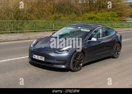 2020 graues Tesla Model 3 Performance AWDS; Fahrzeugverkehr, bewegliche Fahrzeuge, Autos, Fahrzeug auf britischen Straßen, Motoren, Autofahren auf britischen Straßennetzen. Stockfoto