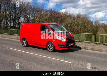 2014 roter Ford Custom Transit Sport 2198 ccm LCV-Van; Überquerung der Autobahnbrücke im Großraum Manchester, Großbritannien Stockfoto