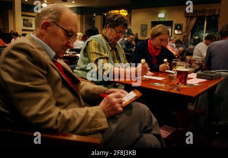 MITGLIEDER, DIE BINGO IM WOLVERTON CENTRAL WORKING MEN SPIELEN CLUB,1/11/01 PILSTON Stockfoto