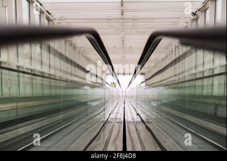 Leerer Travelator mit Glasgeländern. Ohne Menschen. Mechanisierte Fußgängerüberführung Stockfoto