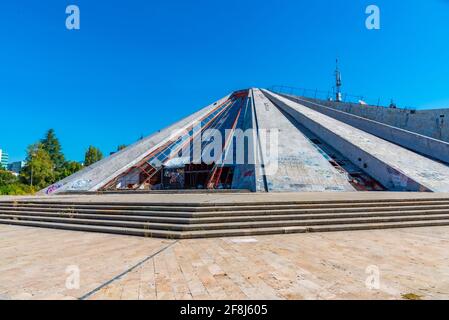 TIRANA, ALBANIEN, 28. SEPTEMBER 2019: Zerbrochene Pyramide von Tirana in Albanien Stockfoto