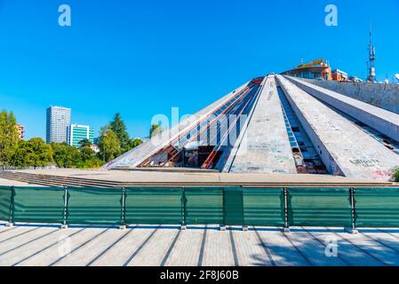 TIRANA, ALBANIEN, 28. SEPTEMBER 2019: Zerbrochene Pyramide von Tirana in Albanien Stockfoto