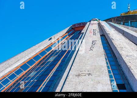 TIRANA, ALBANIEN, 28. SEPTEMBER 2019: Zerbrochene Pyramide von Tirana in Albanien Stockfoto