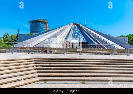 TIRANA, ALBANIEN, 28. SEPTEMBER 2019: Zerbrochene Pyramide von Tirana in Albanien Stockfoto