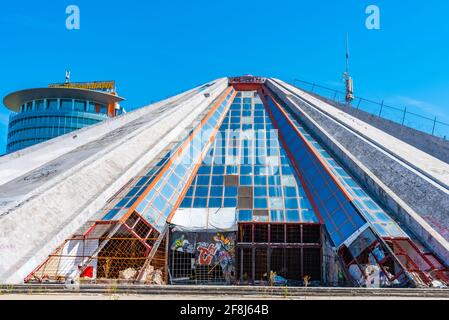 TIRANA, ALBANIEN, 28. SEPTEMBER 2019: Zerbrochene Pyramide von Tirana in Albanien Stockfoto