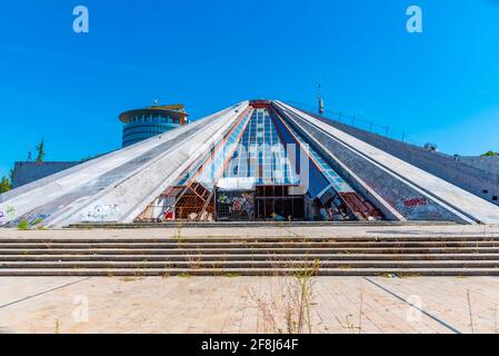 TIRANA, ALBANIEN, 28. SEPTEMBER 2019: Zerbrochene Pyramide von Tirana in Albanien Stockfoto