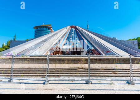 TIRANA, ALBANIEN, 28. SEPTEMBER 2019: Zerbrochene Pyramide von Tirana in Albanien Stockfoto