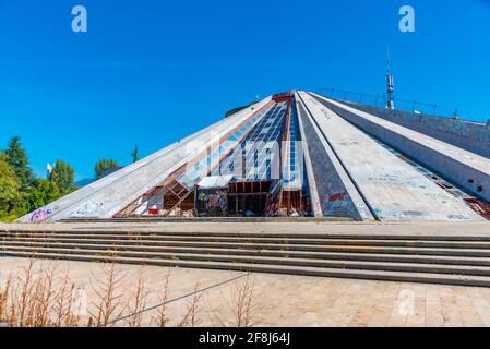 TIRANA, ALBANIEN, 28. SEPTEMBER 2019: Zerbrochene Pyramide von Tirana in Albanien Stockfoto