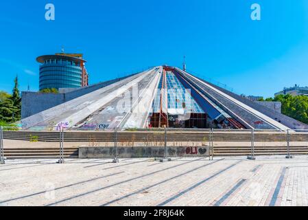 TIRANA, ALBANIEN, 28. SEPTEMBER 2019: Zerbrochene Pyramide von Tirana in Albanien Stockfoto