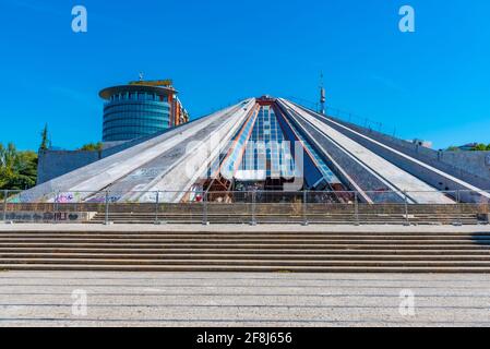 TIRANA, ALBANIEN, 28. SEPTEMBER 2019: Zerbrochene Pyramide von Tirana in Albanien Stockfoto