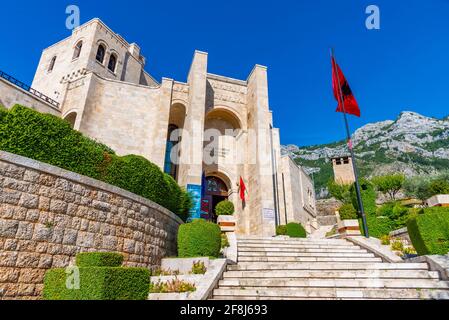 KRUJA, ALBANIEN, 28. SEPTEMBER 2019: Nationalmuseum von Gjergj Kastrioti Skanderbeg auf Schloss Kruja in Albanien Stockfoto