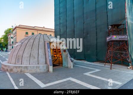 TIRANA, ALBANIEN, 28. SEPTEMBER 2019: Eintritt zum Bunk'Art 2 Museum in Tirana, Albanien Stockfoto