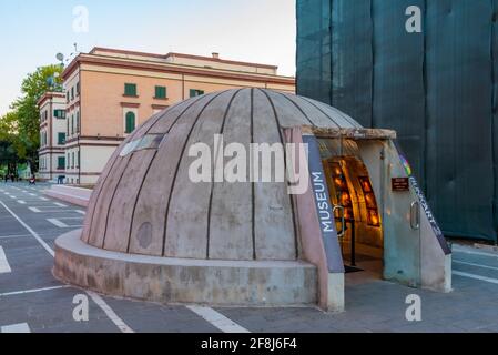 TIRANA, ALBANIEN, 28. SEPTEMBER 2019: Eintritt zum Bunk'Art 2 Museum in Tirana, Albanien Stockfoto