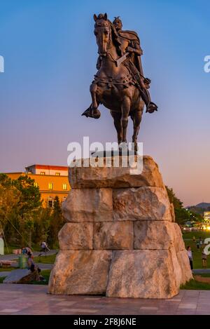 TIRANA, ALBANIEN, 28. SEPTEMBER 2019: Skanderbeg-Statue in Tirana, Albanien Stockfoto