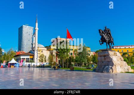 TIRANA, ALBANIEN, 29. SEPTEMBER 2019: Vor dem Skanderbeg-Denkmal und der Ethem-Bey-Moschee in Tirana, Albanien, spazieren Menschen Stockfoto