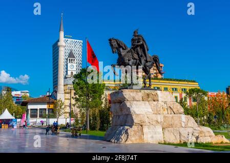 TIRANA, ALBANIEN, 29. SEPTEMBER 2019: Vor dem Skanderbeg-Denkmal und der Ethem-Bey-Moschee in Tirana, Albanien, spazieren Menschen Stockfoto