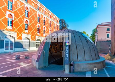 TIRANA, ALBANIEN, 29. SEPTEMBER 2019: Eintritt zum Bunk'Art 2 Museum in Tirana, Albanien Stockfoto