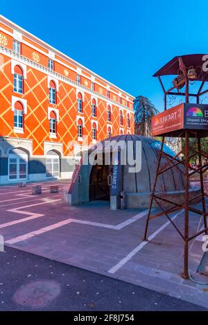 TIRANA, ALBANIEN, 29. SEPTEMBER 2019: Eintritt zum Bunk'Art 2 Museum in Tirana, Albanien Stockfoto