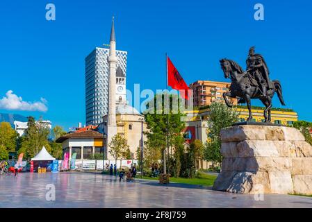 TIRANA, ALBANIEN, 29. SEPTEMBER 2019: Vor dem Skanderbeg-Denkmal und der Ethem-Bey-Moschee in Tirana, Albanien, spazieren Menschen Stockfoto