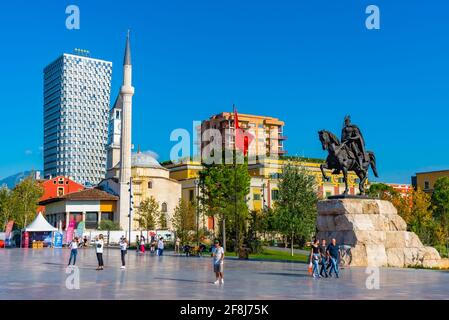 TIRANA, ALBANIEN, 29. SEPTEMBER 2019: Vor dem Skanderbeg-Denkmal und der Ethem-Bey-Moschee in Tirana, Albanien, spazieren Menschen Stockfoto