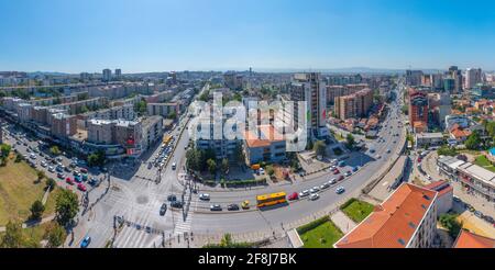 PRISHTINA, KOSOVO, 16. SEPTEMBER 2019: Luftaufnahme des Bill Clinton Boulevards in Prishtina, Kosovo Stockfoto